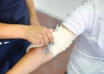 Medical staff instructing how to use a tourniquet