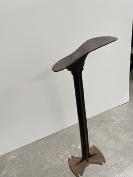 A device for moldong shoes.