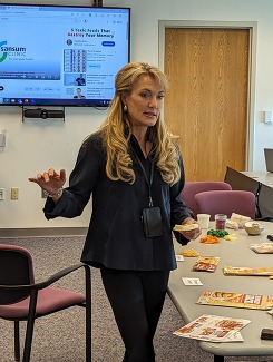 Kelly Martinez teaching a diabetes prevention course.
