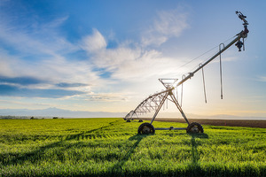 A pivot sprinkler over a field.