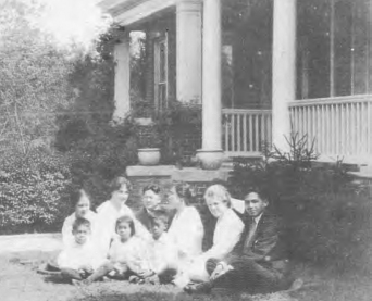Historic photo of Sofia Reyes de Veyra with family in front of their home