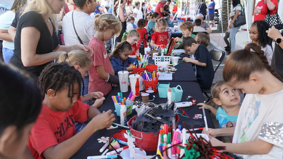 kids making christmas crafts