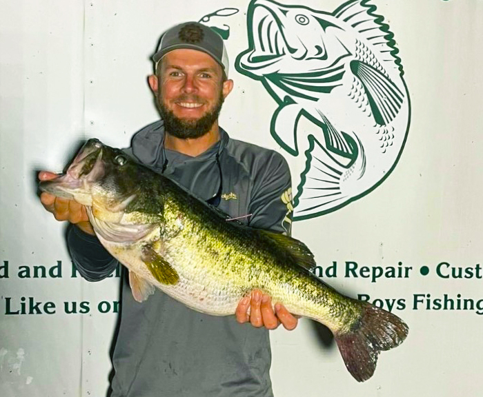  Harry Linsinbigler holds his pink-tagged trophy bass