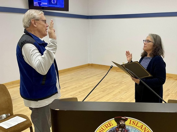 Bob Minning being sworn in as Commissioner