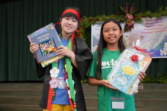 Sakai Elementary sixth grade students holding books