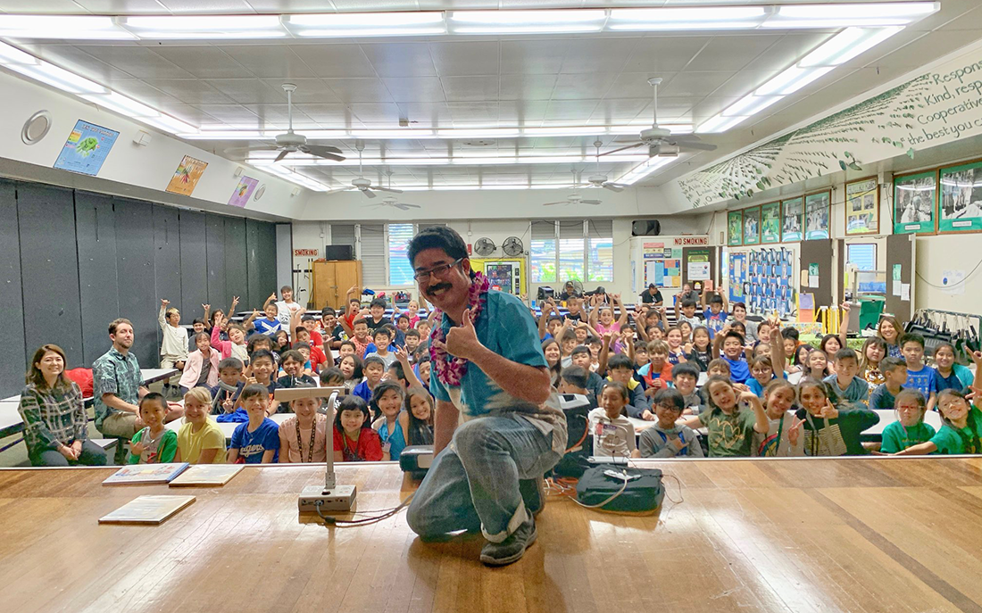 Pidgin writer Lee Tonouchi visits Maemae Elementary School