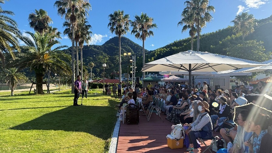 Mayor Derek S.K. Kawakami addresses the crowd at Sata Hula presentation on Saturday, July 26, in Suō-Ōshima.