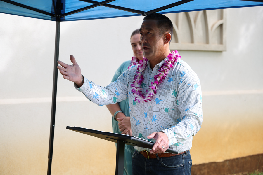 Mayor Kawakami addresses a crowd at the blessing of the Kaua‘i Bus Baseyard Expansion Project in Līhu‘e on Thursday.
