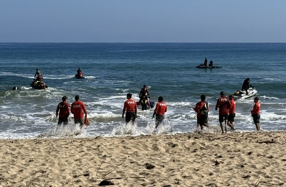 2026-01-29 First responders enter the water to continue search efforts.