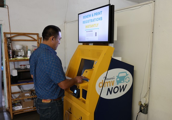 Mayor Derek S.K. Kawakami uses the new Hanapēpē DMV Kiosk.