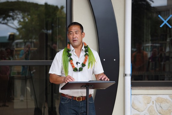 Mayor Derek S.K. Kawakami delivers remarks during the blessing ceremony for the Piʻikoi Youth Center.