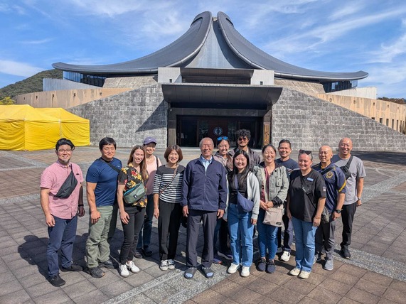 The Kaua‘i and Hawai‘i delegation in front of the Miyamoto Musashi Budokan in Mimasaka, joined by Naofumi Hara sensei and Miki Tadamasa sensei.