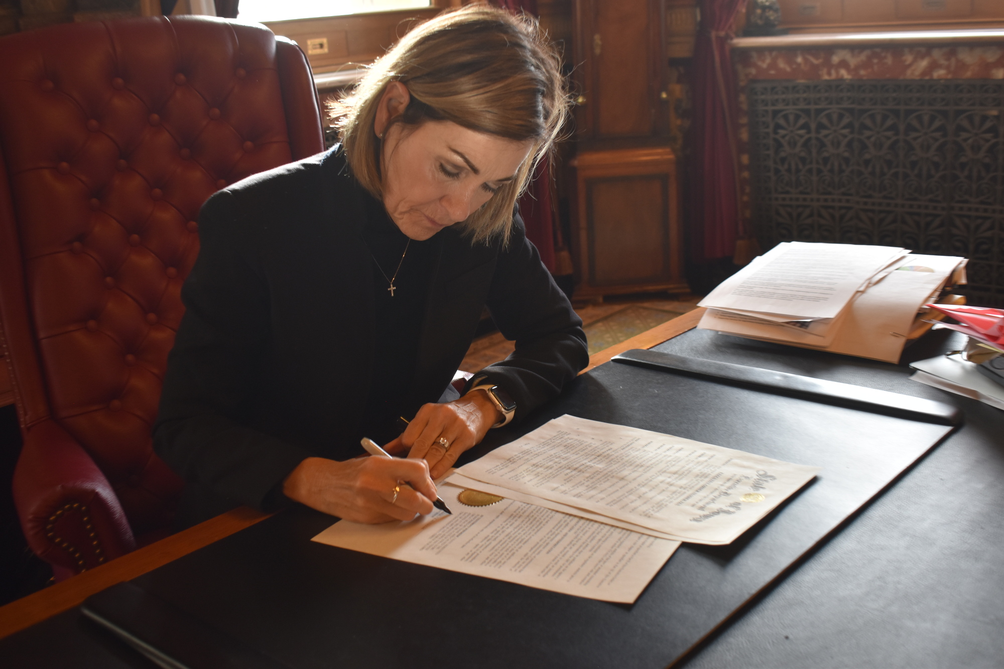 Gov. Reynolds signs E.O. 10