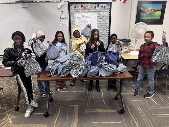 Picture of students at Edmunds Elementary School with Wellpoint bags
