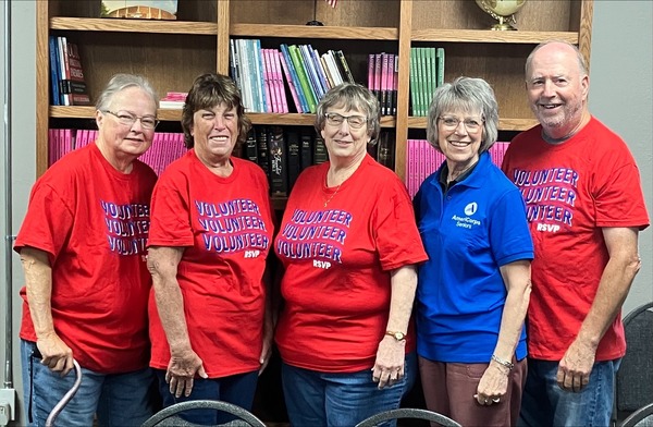 A group of AmeriCorps Seniors volunteers