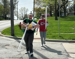 Energy Blitz volunteer and AmeriCorps member carry light bulbs