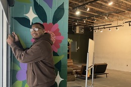 Wright House of Fashion director demonstrates new window blinds