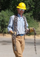 volunteer holding chains