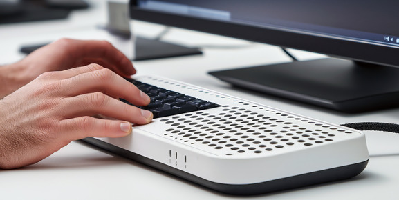 Braille display device connected to a computer