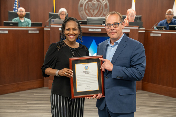 Ericka Bailey takes a photo with Mayor John Laesch