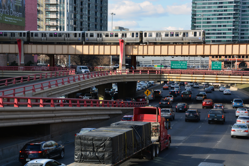 Kennedy Expressway during heavy traffic, with Green Line passing on elevated tracks overhead