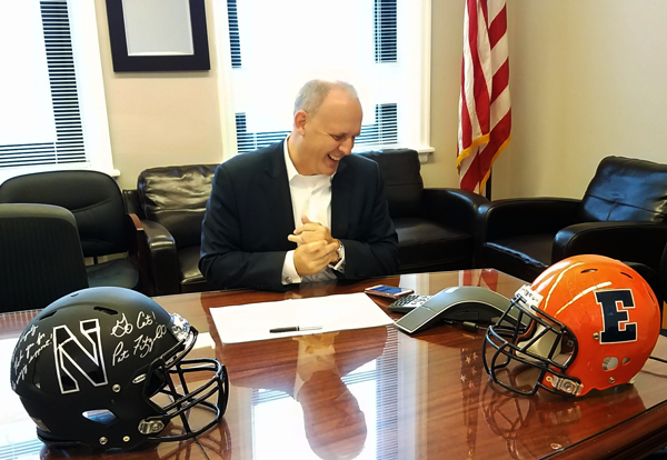 Mayor Hagerty speaks to Mayor Gray