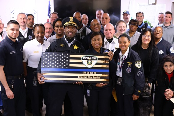 CPD 15th District Commander Carlin Morse presents memorial plaque in honor of Det. Allan Reddins at the Oak Park Police station.