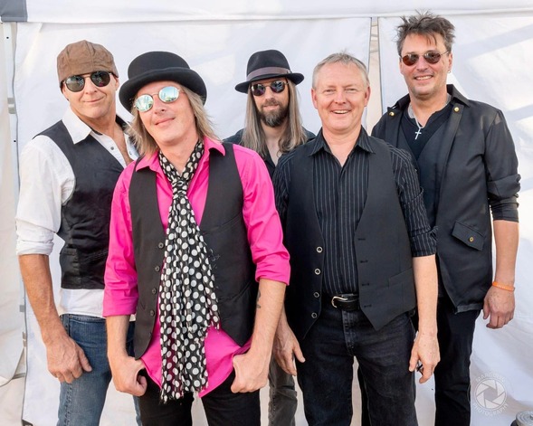 Southern Accents band pose with Tom Petty lead
