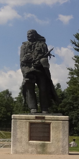 A statue of Ēkwabet overlooking the Fox River.