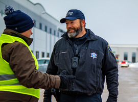 An officer talks to the mayor.
