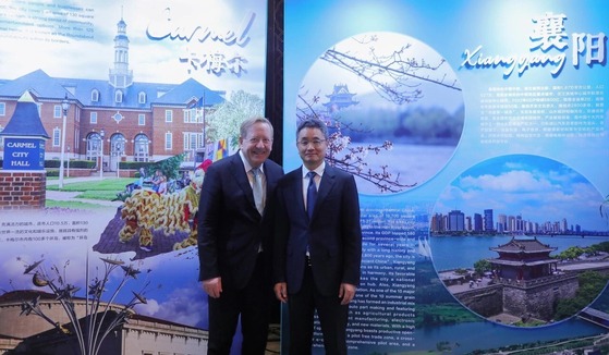 Mayors JIm Brainard and Taihui Wang