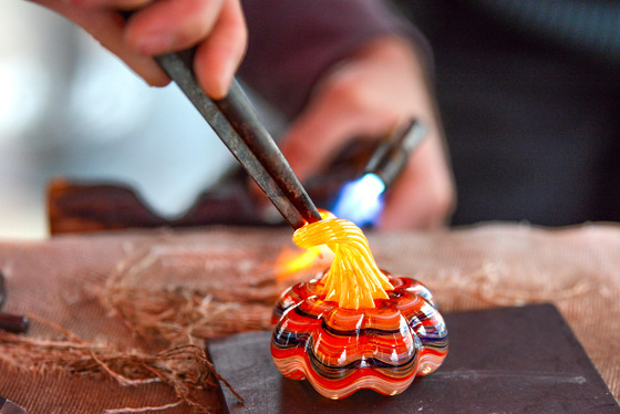 Lisa Pelo glass blowing