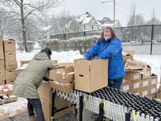Image of volunteers distributing food