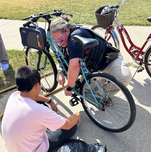 SRO Carroll helping student with bike 9-27-23