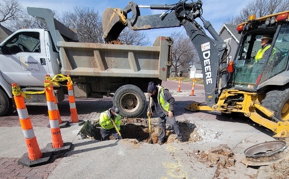 Staff replacing a valve at SE 4th & Walnut
