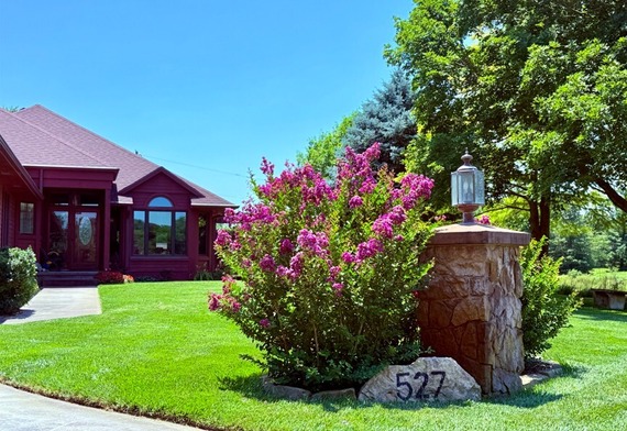 Alan and Dana Cox yard of the year house
