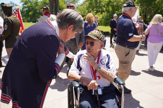 Governor Kelly with a World War II Veteran