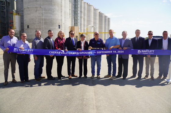 Governor Kelly and leaders at Bartlett Grain's ribbon cutting