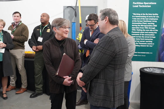 Governor Kelly speaks with Allan Swan, President of Panasonic Energy North America