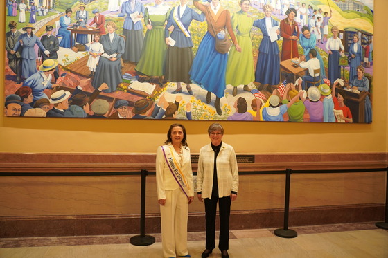 Governor Kelly with artist Phyllis Garibay-Coon in front of the new mural