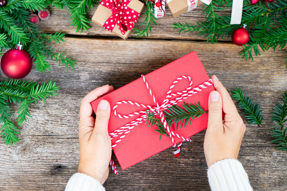 Hands holding a red box - sustainable gift giving