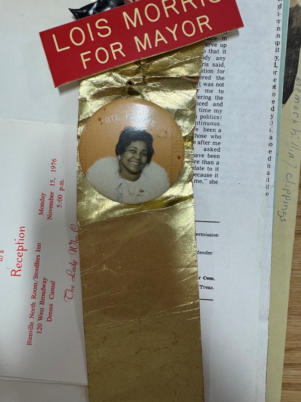 lois morris button