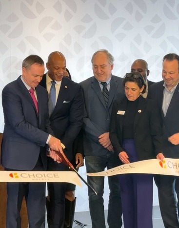 Council VP Stewart, CP Friedson, Governor Moore, and others cut the ribbon for Choice Hotels new world headquarters