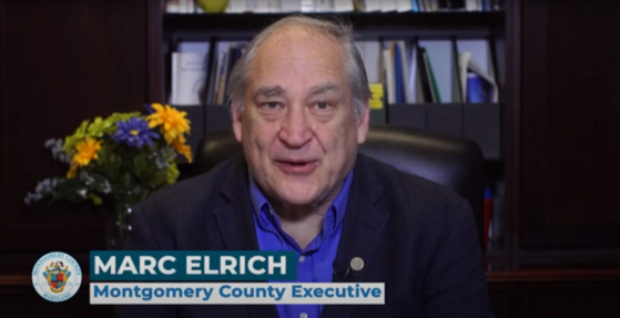 El Ejecutivo del Condado de Montgomery Marc Elrich firma una ley para  eliminar gradualmente los sopladores y aspiradoras de hojas que funcionan  con gasolina