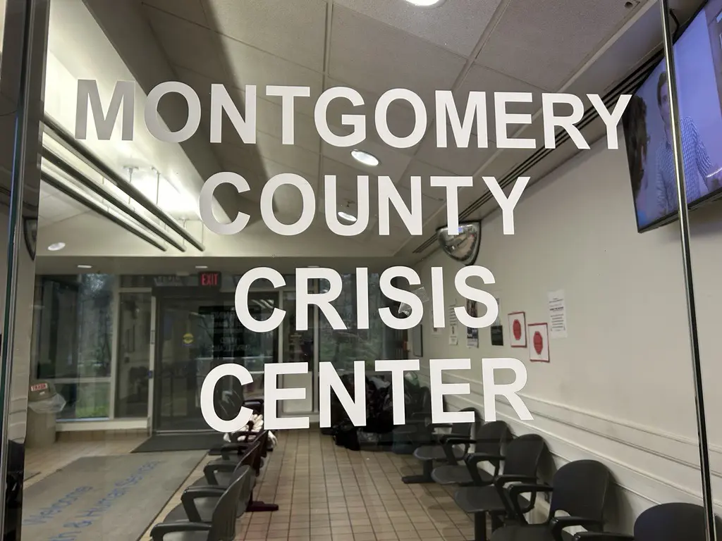 Window with “Montgomery County Crisis Center” sign in white. Credit: Bethesda Today.