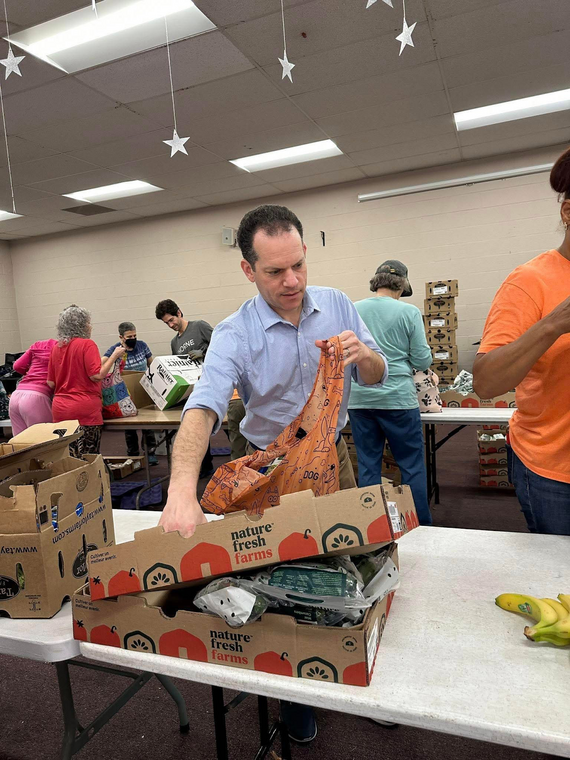 Councilmember Glass helps volunteers prepare meals at Small Things Matter Food Pantry