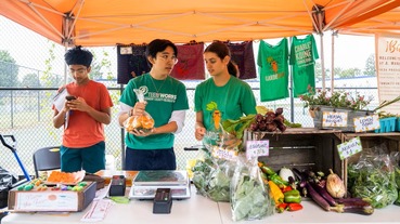 Loiderman Students Selling Produce