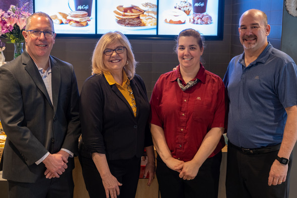 Fotoğraf Yayını: MDARD İcra Direktörü Kathy Angerer, Michigan Türkiye Üreticiler Kooperatif Turları ile Michigan Gıda ve Tarım Ayı’nı kutlayan ‘En İyi Yumurta Kırma Yarışması’nda McDonald’s’a katıldı
