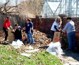 Volunteers cleaning up at Belle Isle.