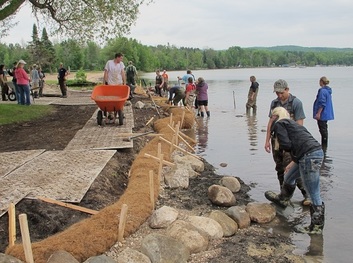 Participants in a CNSP field course construct bio-engineered shoreline protection